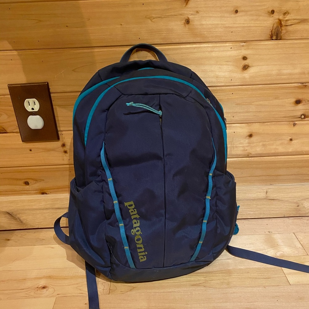 Patagonia Recon 18 L women’s blue backpack.